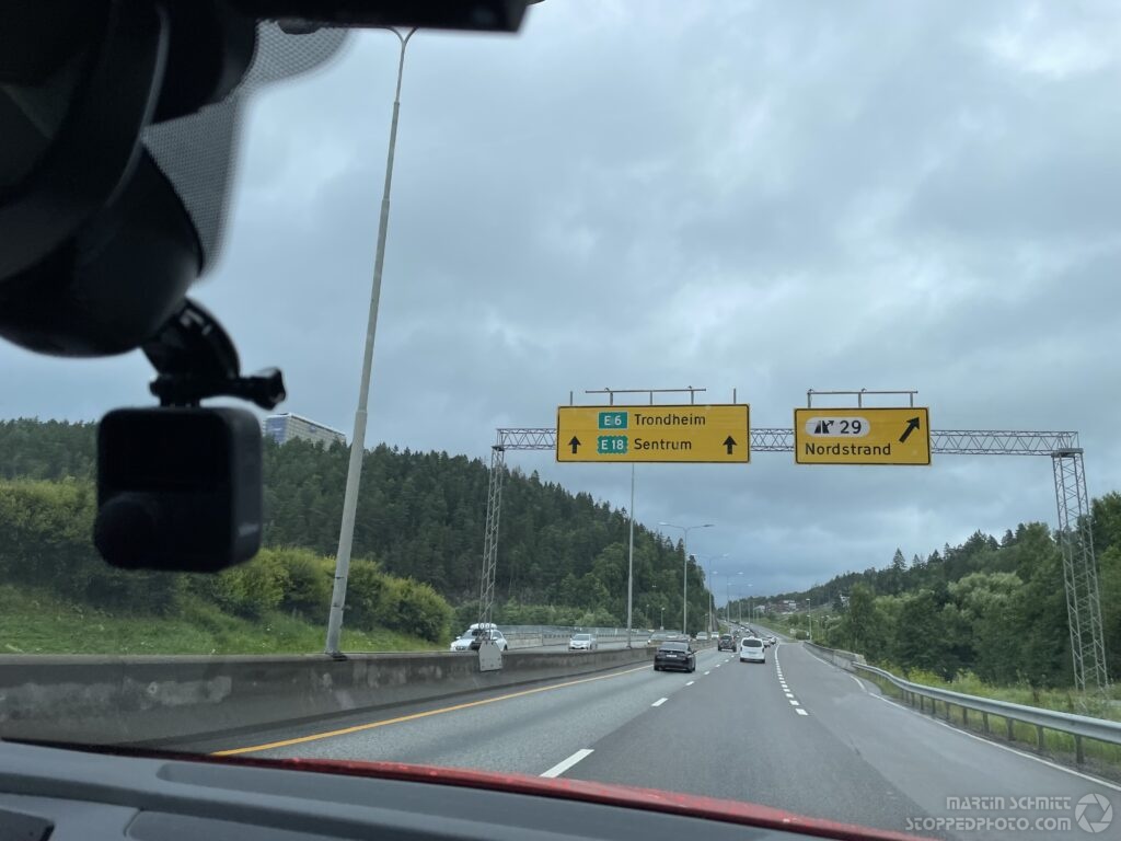Wegweiser in Oslo zeigen die Richtung nach Trondheim