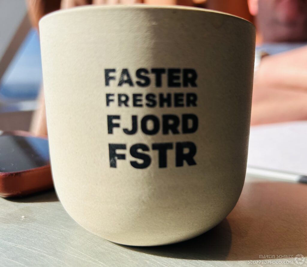 Kaffetasse mit der Aufschrift "Faster fresher Fjord FSTR"