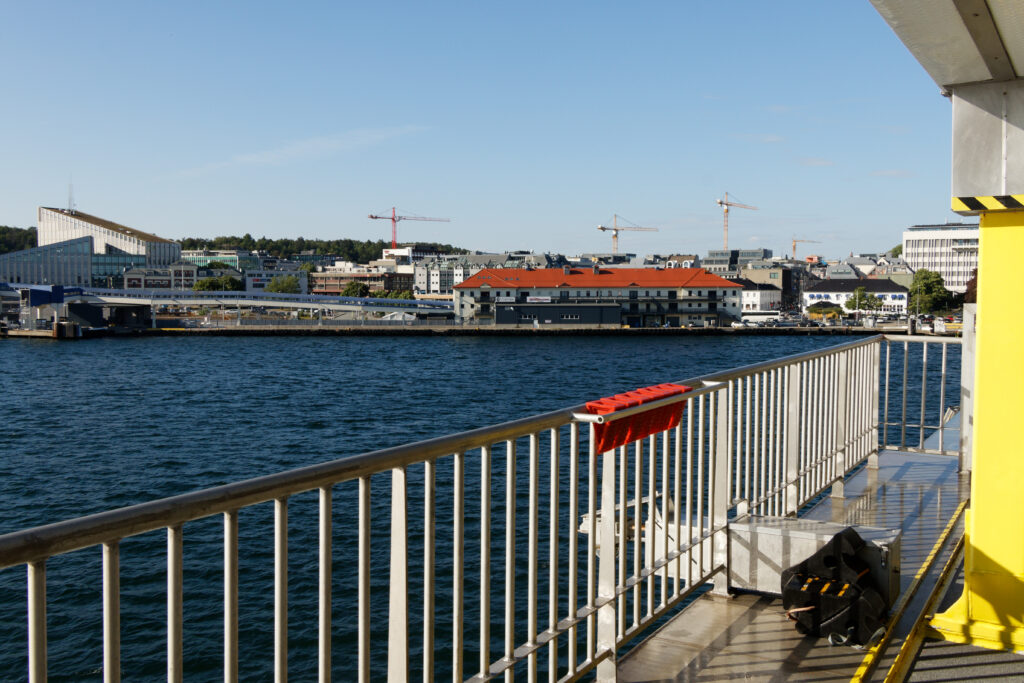 Blick von der Fähre auf den Hafen von Kristiansand