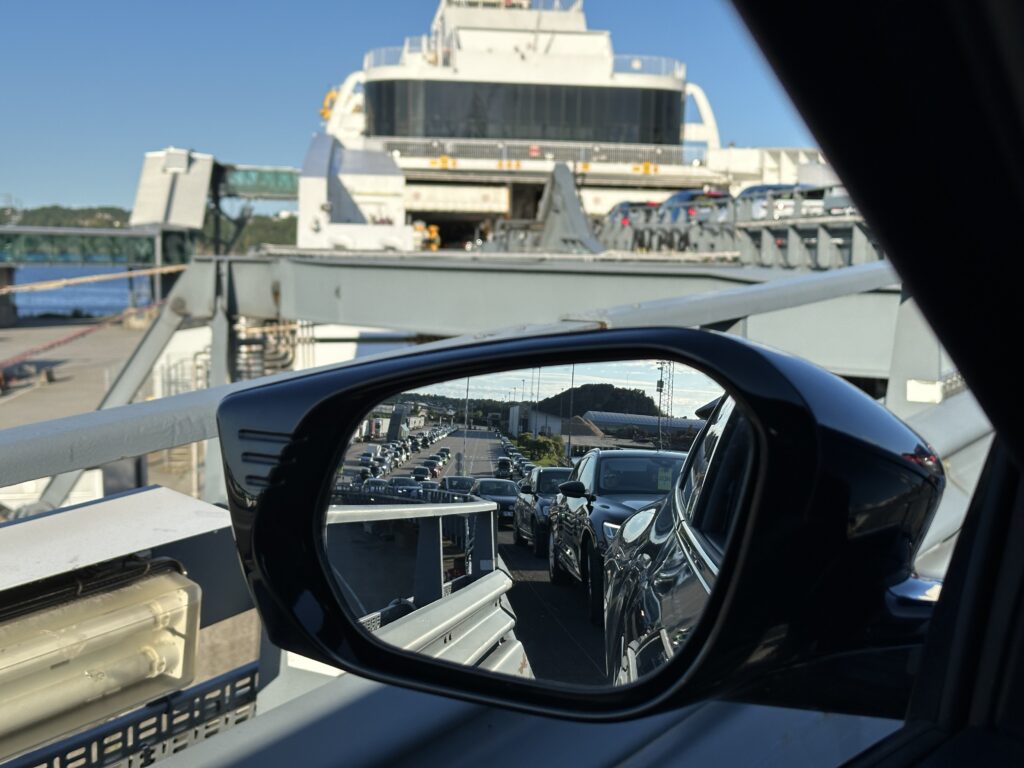 Blick in den Rückspiegel auf der Rampe zur Fähre